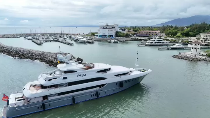 Superyacht entering Ocean World Marina